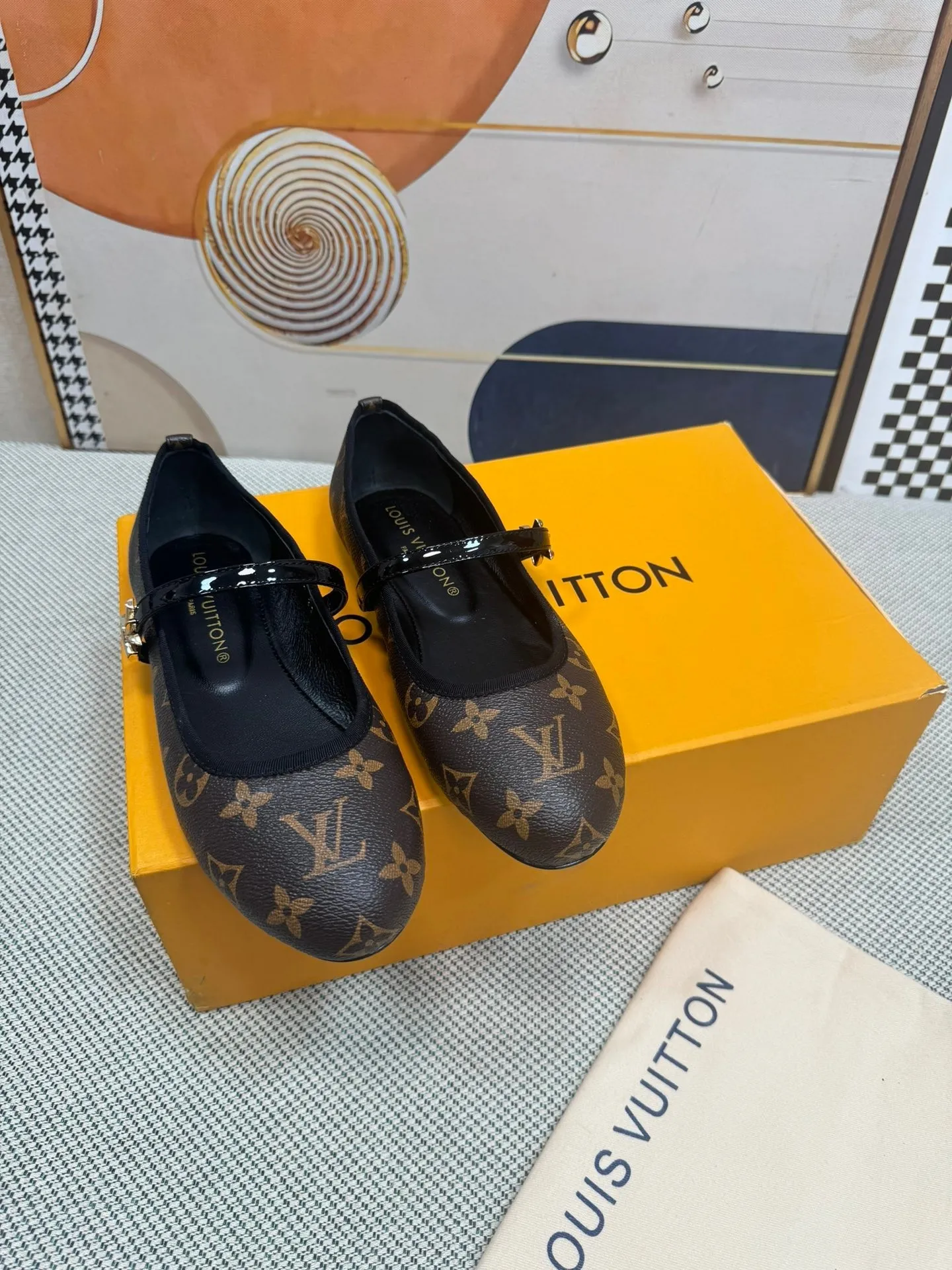 👟👟Ex-factory price 520🎃🎃 New LV shoes. Made of bleached Monogram denim canvas, these Helios sandals are eye-catching with natural leather trims. The model features refined gold details, such as the elegant rivets inspired by historic Louis Vuitton trunks and the buckle that adorns the ankle strap.  ♺Material: Denim ➕Cow leather ♺ Lining: Full sheepskin for foot pads ♺ Outsole: Genuine leather sole ♺Heel height 1.0cm ♺ Shoe size: 35-39 (34.40 41.42 customized, non-refundable)